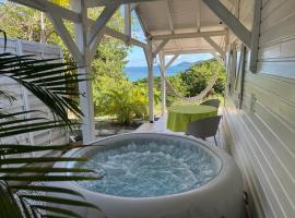 Bungalow vue sur mer avec jacuzzi en pleine nature, hotel a Le Robert