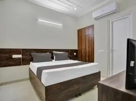 Collection O Raksha Inn Near PVR Ansal Plaza Greater Noida