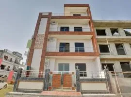 Collection O Raksha Inn Near PVR Ansal Plaza Greater Noida