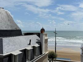 La Plage Studio lumineux, balcon vue mer, hotel in Les Sables-dʼOlonne