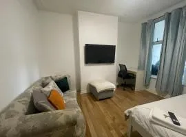 96TR Comfy room with double bed Edmonton Green