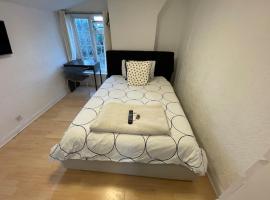 96TR Double bed bedroom - Edmonton green、エドモントンのホテル