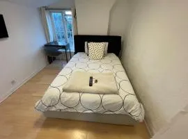 96TR Double bed bedroom - Edmonton green
