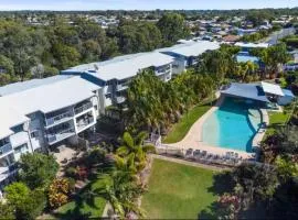 Large Pool Newly Renovated Apartment Walk to Whale watching and beaches