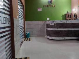 Hotel O Four Seasons, hotel in Itimādpur