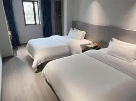 7 Days Inn Guiyang Qianlingshan Park Beijing Road Metro Station