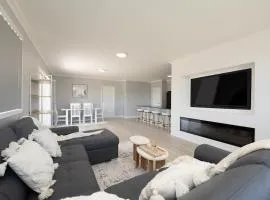 Modern Retreat with Stunning Panoramic Views