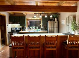 Aspen West #5 Townhouse With High Speed Wifi, hotel in Red River