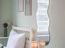 Comfortable 3 room apartment I 81 m2 I Central l Self-Check-In I Elevator & Balkony
