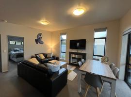 Spa, mountain views & a gas fireplace, Hotel in Ohakune