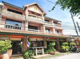 Casa Brazil Homestay, hotel in Karon Beach
