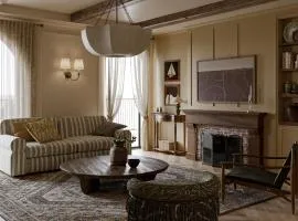MAJESTIC French Suite-Central District-Skyline Dining Terrace
