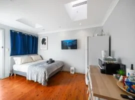 31Bea ABNB-Style Studio, 9 mins walk to Train, Easy access to CBD