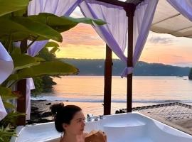 Beachfront Luxury Dome Villas - Gamat Bay Resort, hotel v destin&aacute;cii Nusa Penida