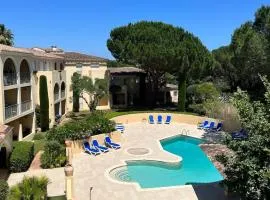 Simple basic one bedroom apt with pool and tennis at the entrance of Saint Tropez
