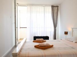 Bright Modern Holiday Home With Postcard Lake View, hotel v destinaci Plužine