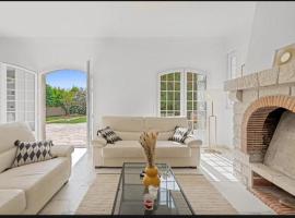 Premium house in Mougins with Private Tennis, caba&ntilde;a en Mougins