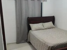 Habitación con baño privado y otras áreas compartidas