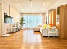 Geoje Notre Maison Family Up to 10 , Near Beach, ξενοδοχείο σε Sŏngp'o-ri