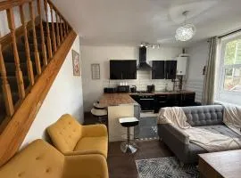 Bradford Serviced Accommodation - Apartments - 2 Bed House-Close To Centre - Hospital - Contractors - Business Travellers - Families