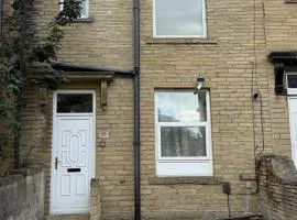 Contemporary 2BR Stay for 7 with WiFi & Private Parking - near BRI & Bradford Centre