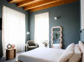 The Tower Premium Apartment - Beams & Views - 3 Min Walk to Bernina Express & Station, hotel a Tirano