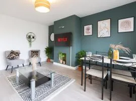 3BDR Contractor Stays,Private Parking, Pets, 6 Beds
