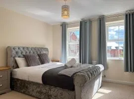 4BR Home - Gym - 2BA - Free Parking - En-suite - Near LGW Airport