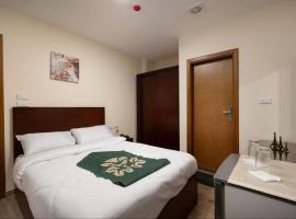 Elyasmene, majoitus kohteessa Qinā