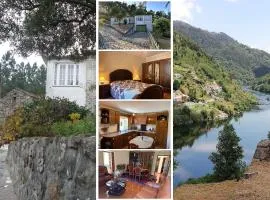 Quinta T2 com arquitetura tradicional portuguesa com Jardim, recanto de sossego, acomoda 4 hóspedes, Check-in por cofre-chaves 24 horas, Mobiliário tradicional e espaços muito Aconchegantes, Ideal para famílias, amigos e nômades digitais