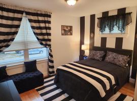 Old Salem House 15 mins from downtown Salem, homestay in Peabody