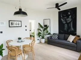 SLEEP INN - Black and White modern flat with cityview