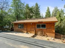 Cubs Nest - Walk to Park, Fireplace, Deck, BBQ
