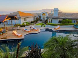 Luxury Modern Chateau near wineries & beaches, Hotel in Fallbrook