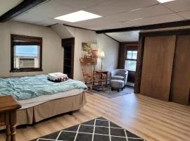 East Granby with AC and WiFi 3 minute to Bradley