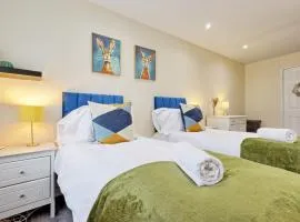 Modern 4-Bed Home - Long Stay - Parking and Wi-Fi