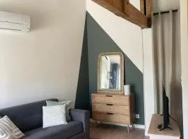 Entre bourg et plage, climatisé, grande terrasse, WIFI, parking gratuit, linge et ménage compris