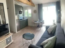 Entre bourg et plage, climatisé, grande terrasse, WIFI, parking gratuit, linge et ménage compris