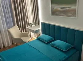 Простора та стильна 2 кімнатна в центрі Черкас на бульварі Шевченко з панорамним видом та СмартТВ! Дві окремі охайні спальні з кондиціонерами,поруч парковка з охороною