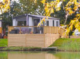 Castleton Static lodge on Wold View Fisheries Leisure Park, hotel en Usselby