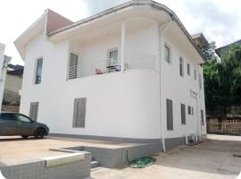 La Maison Blanche, hotel com estacionamento em Bafoussam