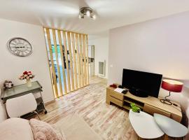 Le cosy - T2 52m2 - Gites Montvaltin, hotel in Le Breuil