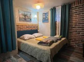 Chambre (salle de bain privée), piscine, jardin, parking
