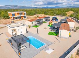 Auto-kamp Dvije suze 2, πάρκο διακοπών σε Brištane