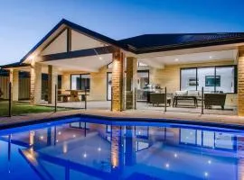 Fairways - Spacious Pool House by the Golf Course