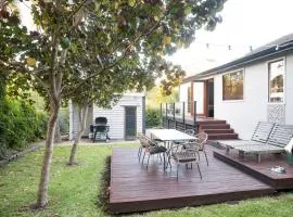 Higgins Hideaway - Central Cottage with Garden Oasis