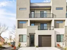 Spacious 5BR Resort Waterpark Access Sleeps 16