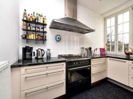 Countryside Escape for 9, hotel in Honnay