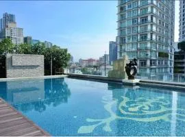 Luxury Condo with Swimming Pool, Fast Wifi, 711, Big Room, Jacuzzi