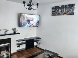 Modern 3 Bed Free Parking 10 mins walk to station